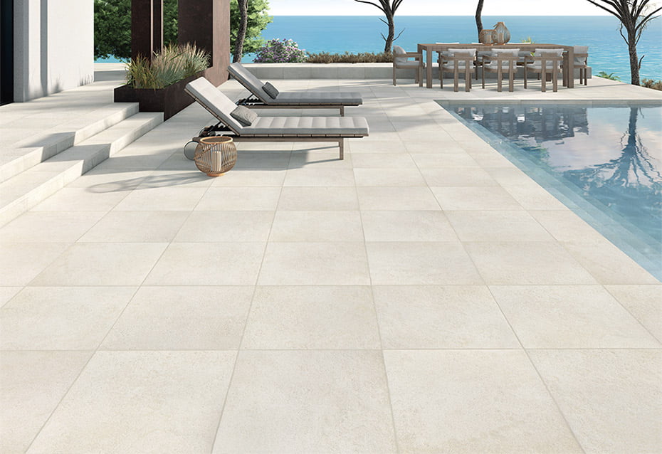 LIMESTONE WHITE ANTISLIP 60x60 · 23,6''x23,6'' · LIMESTONE WHITE PELDAÑO RECTO 120x33/3 · 48''x13''/1''