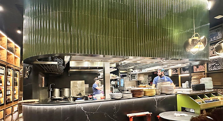 CONTINUAR LEYENDO SOBRE Restaurante Dynamic Angle Lux Two