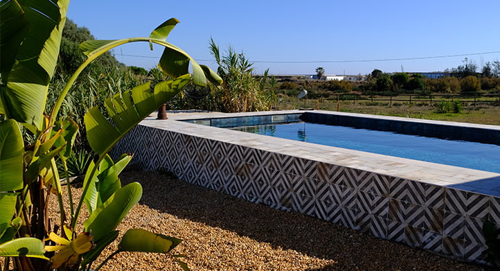 CONTINUAR LEYENDO SOBRE Piscina Residencial D´Anticatto Bianco / Obliqua