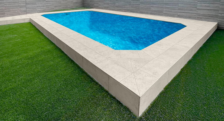 CONTINUAR LEYENDO SOBRE Piscina Residencial Rocks White
