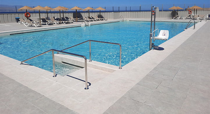 CONTINUAR LEYENDO SOBRE Piscina de agua cristalina